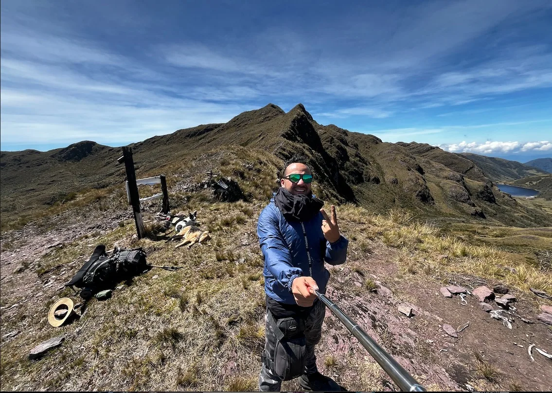 Descubre cómo el EMPRENDER se asemeja a subir una montaña: un desafío lleno de pasión, esfuerzo y perseverancia. Aprende lecciones clave para llegar a la cima de tu negocio