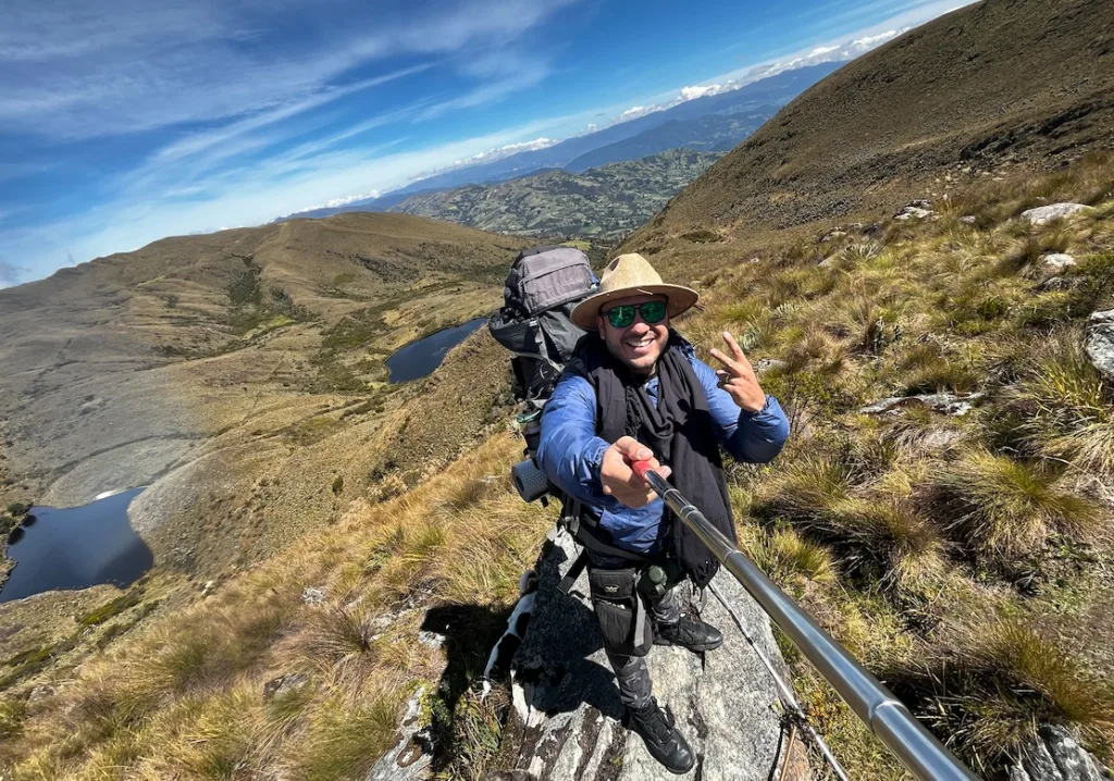 Descubre cómo el EMPRENDER se asemeja a subir una montaña: un desafío lleno de pasión, esfuerzo y perseverancia. Aprende lecciones clave para llegar a la cima de tu negocio