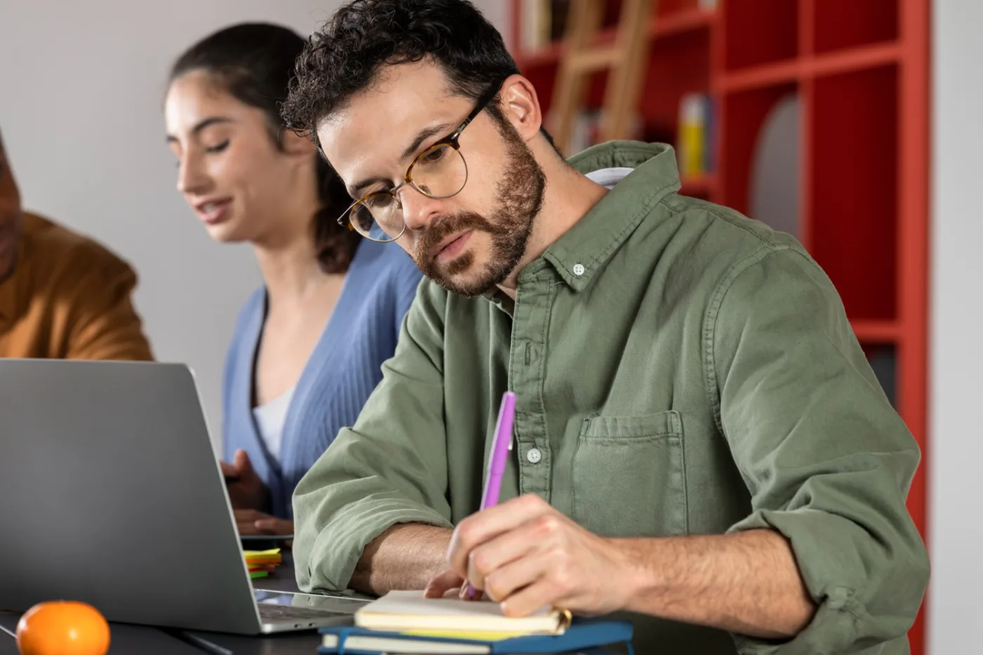 Descubre soluciones prácticas para docentes que buscan adaptarse a las nuevas tecnologías. Herramientas, formación y estrategias para transformar la enseñanza.