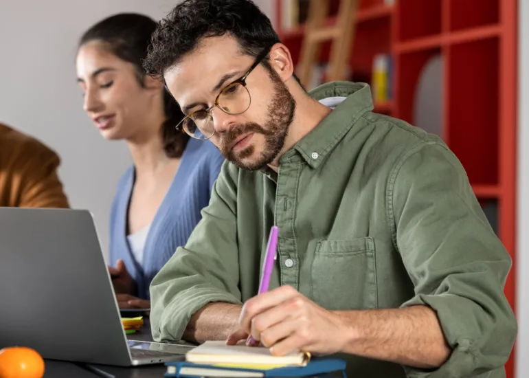 Descubre soluciones prácticas para docentes que buscan adaptarse a las nuevas tecnologías. Herramientas, formación y estrategias para transformar la enseñanza.