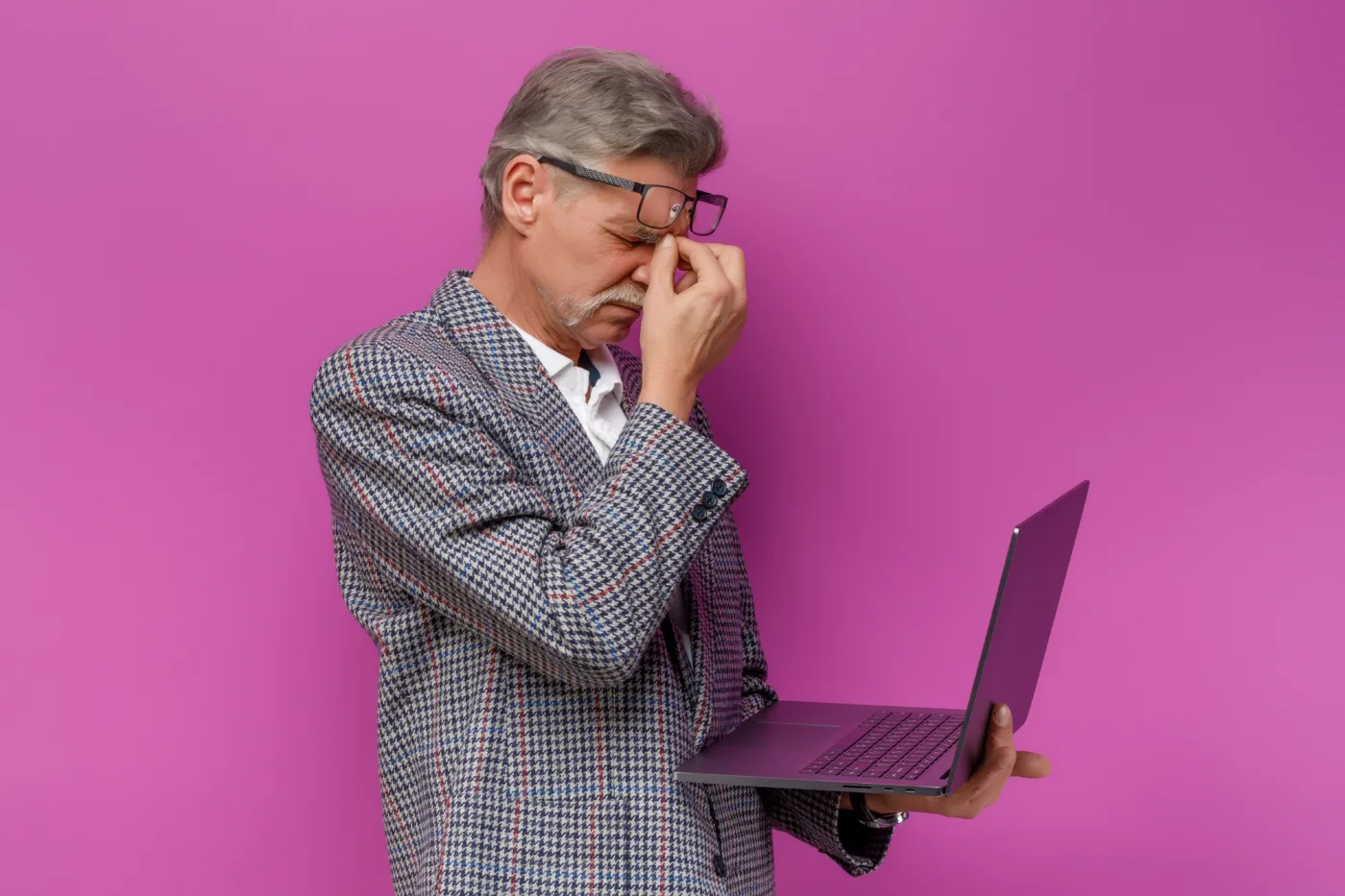 Descubre los 5 errores en marketing digital más comunes que están frenando tu emprendimiento y cómo solucionarlos con el método de los 6 pasos para emprender de Connexxio Media.