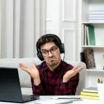 Conoce los 7 errores al crear cursos virtuales en 2025 y cómo evitarlos. Guía impecable e inspiradora para instituciones, docentes y emprendedores digitales