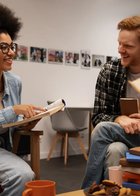 Descubre cómo aplicar el storytelling educativo para mejorar la enseñanza, captar la atención de los estudiantes y crear experiencias de aprendizaje memorables.